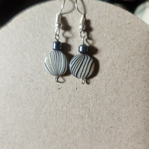 Silver Tone Hook Zebra Glass Disc Dangle Earrings NWT Tony Alexander Jewelry - Picture 2 of 2